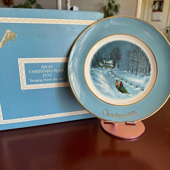 Vintage Avon Christmas Plate 1976 "Bringing Home The Tree" Third Edition - Picture 2 of 3